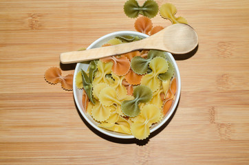 fideos y pastas de vegetales tomates espinacas trigo
