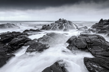 Rocas en blanco y negro