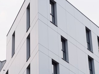 Obraz premium Funktionales urbanes Geschäftsgebäude mit spitzem Winkel