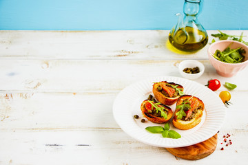 Smoked salmon toasts