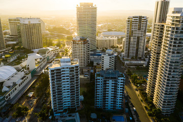 Fototapeta premium Gold Coast sunset with building skyline