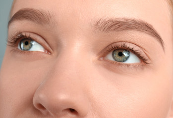 Fototapeta premium Młoda kobieta z pięknymi naturalnymi rzęsami, zbliżenie