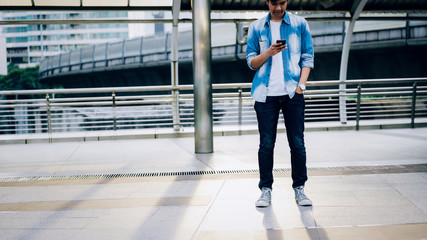 Obraz premium Man holding a smartphone. using cell phone on lifestyle. Technology for communication concept.