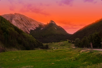 Atardecer en los pirineos. Pirieno aragones, España