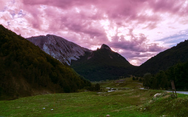 Atardecer en los pirineos. Pirieno aragones, España