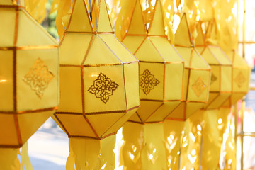 zoom view of yellow lamp