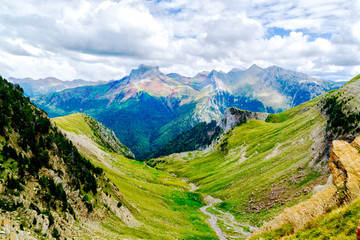 Nubes y claros en el Pirineo Aragones, España