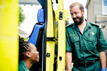 Paramedics team with an ambulance © Rawpixel.com