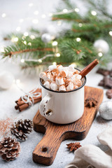 Weihnachtsheiße Schokolade in der Tasse. Heiße Schokolade mit Gewürzen und Marshmallows