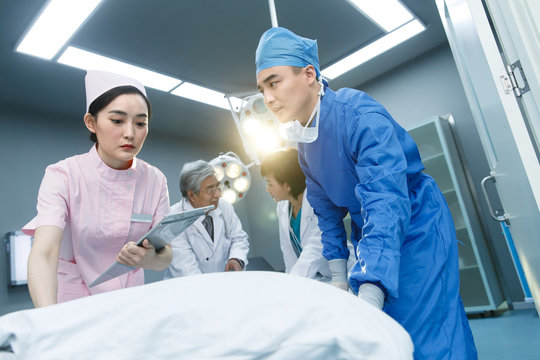 Medical workers to rescue patients