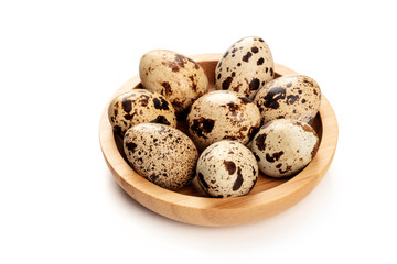 Obraz premium A photo of quail eggs in a wooden bowl on a white background