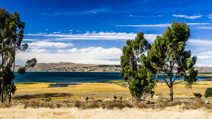 Fototapeta na wymiar The valley descends to lake Titicaca