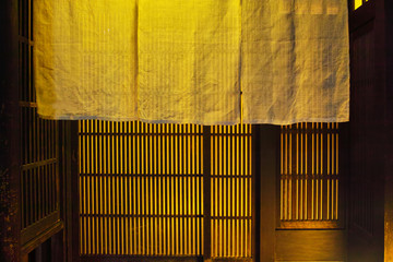 夜の京都祇園、日本料理店の玄関と暖簾