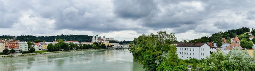 Fototapeta na wymiar Panorama Dreiflüsseinsel und Inn-Stadt Passau