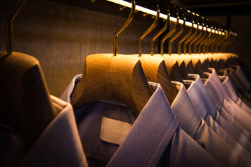 camisas sobre un gancho