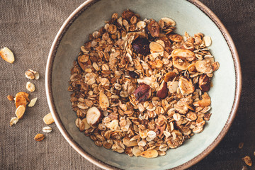 Granola ou Muesli fait Maison aux Flocon d'Avoine, Noisettes et Amande