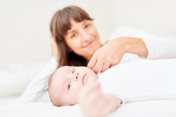 Mutter streichelt die Wange von ihrem Baby