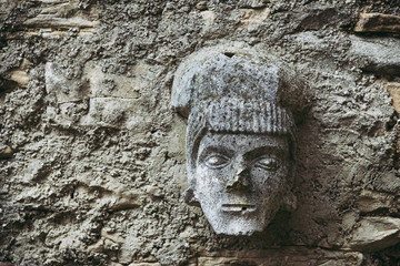 Visage sculpté dans la pierre