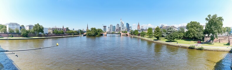 Fototapeta na wymiar Panorama Skyline von Frankfurt am Main im Sommer