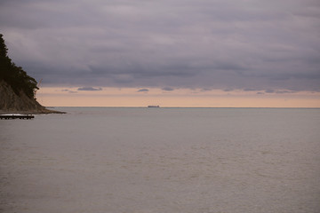 пейзаж море и скалы пасмурным днём 