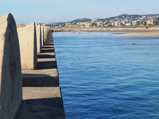 Rompeolas en la costa de Cunit