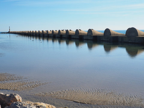 Rompeolas en la costa de Cunit