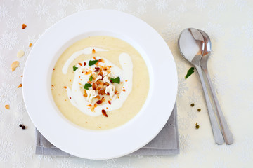 Blumenkohl-Suppe mit Mandelblättchen