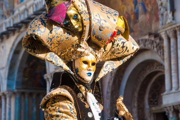 Fototapete Rund Person wearing venitian carnival mask during Venice carnival in Italy © Maresol