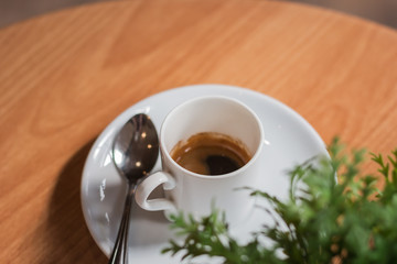 Obraz premium Coffee and green leave on wooden floor.