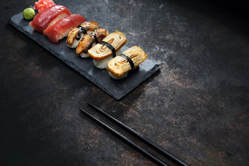 Sushi.  Zestaw sushi .Kompozycja na ciemnym tle. 