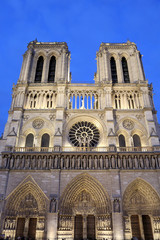 Fototapeta na wymiar church of Notre Dame de Paris illuminated at night