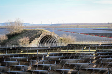alter militärischer Flugzeugbunker zwischen Solaranlagen