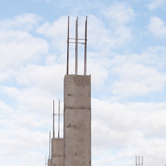Ggossene Betonstütze mit Armierungseisen auf einer Baustelle