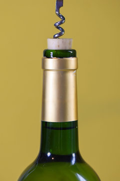 uncorn bottle of wine zoom macro big plan
