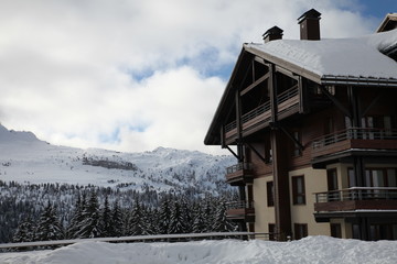 Fototapeta premium Vue de village de montagne avec neige et ciel bleu