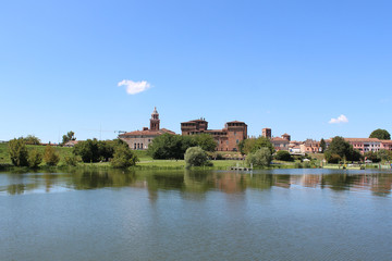 Fototapeta na wymiar Mantova sull'acqua