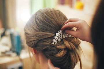 Fototapeten Friseur macht Frisur für ein junges Mädchen. Nahaufnahme © antonkorobkov