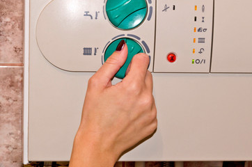 Увеличение подачи тепла ручкой регулятора на бытовом газовом нагревательном агрегате.