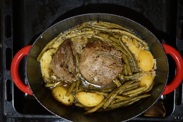 Rinderschmorbraten mit Kartoffeln und Bohnen