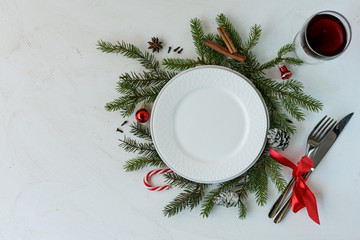 Świąteczne, wigilijne nakrycie stołu. Świąteczny talerz na białym tle.