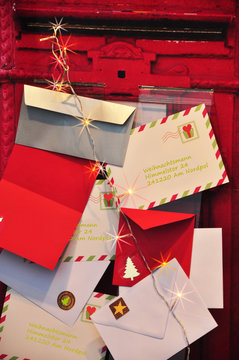 Weihnachtspost, viele Weihnachtsbriefe mit Wunschzetteln an den Weihnachtsmann am Nordpol