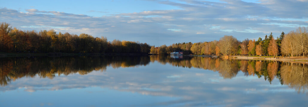 Herbst am Kuhsee in Augsburg