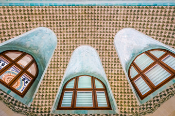 Mosaïques murales colorés, intérieur de l'hôpital sant Pau à Barcelone