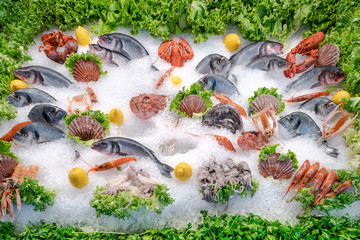Frischer Fisch mit Meeresfrüchten auf dem Fischmarkt