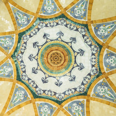 Mosaïques murales colorés, intérieur de l'hôpital sant Pau à Barcelone