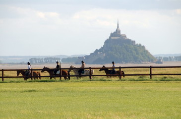 Le Mont-Saint-Michel, cavaliers dans la baie, département de la Manche, Normandie, France
