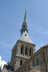 Fototapeta na wymiar Clocher, archange Saint-Michel au sommet de l'église abbatiale du Mont-Saint-Michel, département de la Manche, Normandie, France