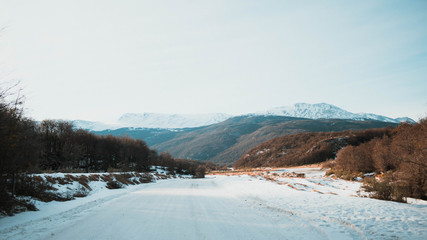 paisaje de la carretera/ruta con nieve de Argentina 