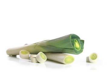 poireaux sur fond blanc