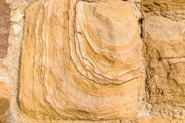 Sandsteinmauer, Sandstein mit künstlerischen Mustern Schraffuren Reliefartigen Formen auf der Oberfläche, Detailaufnahme